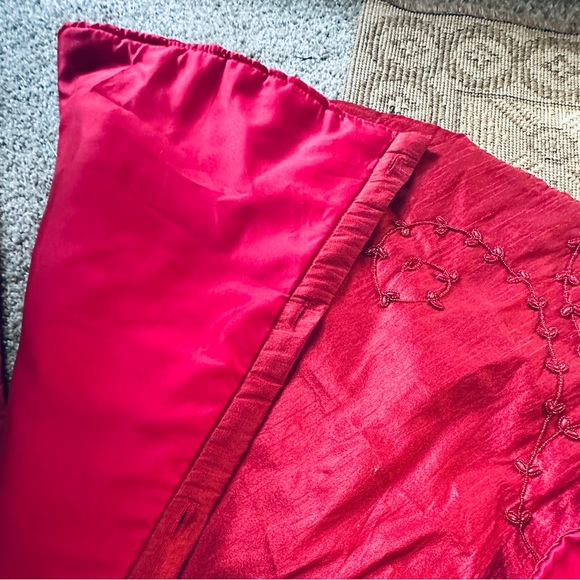 🎄🌟HP🌟Elegant Red Taffeta Beaded Button Back Christmas Tree Skirt 53" Diameter - Picture 9 of 13